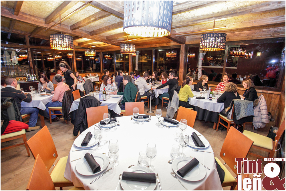 Salón Ambasaguas del restaurante Tinto y Leña en El Burgo de Osma