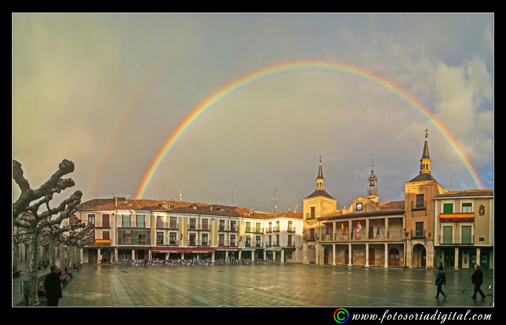 plaza mayor con arcoiris